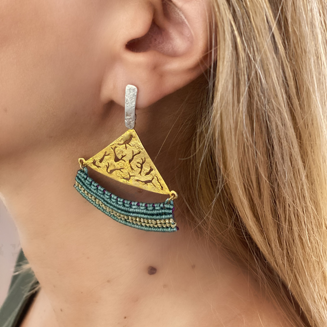 Ethnic earrings capture the essence of time, pairing a cutout prehistoric animals with a beautiful macrame detail. (height 6cm - width 5cm)