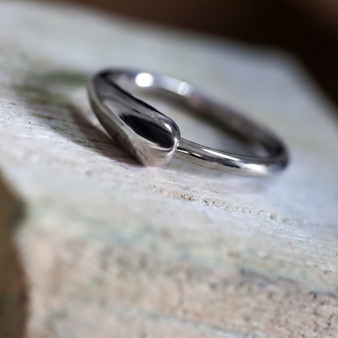 Silver drop elegant ring. Adorn your hands