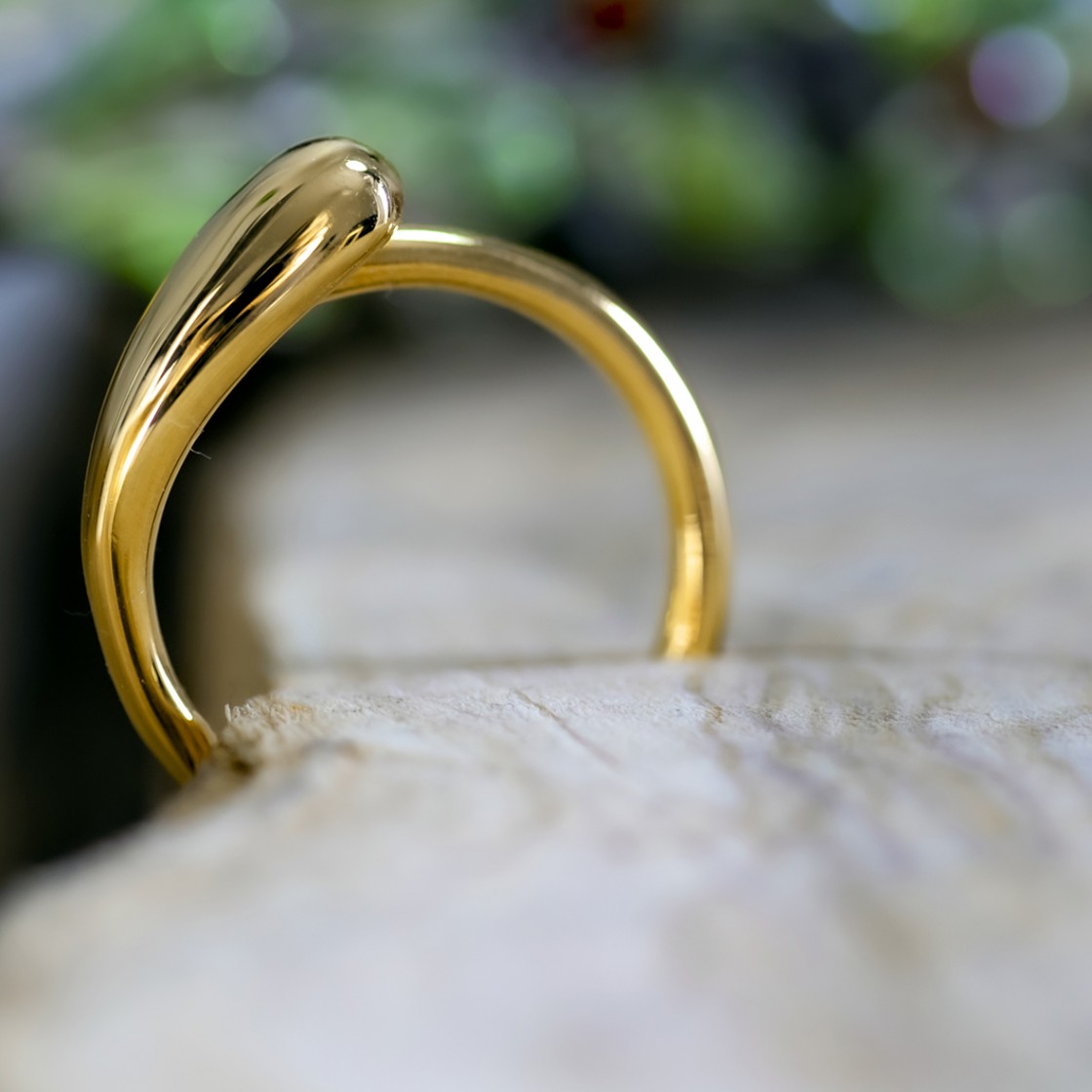 Gold drop elegant ring. Adorn your hands
