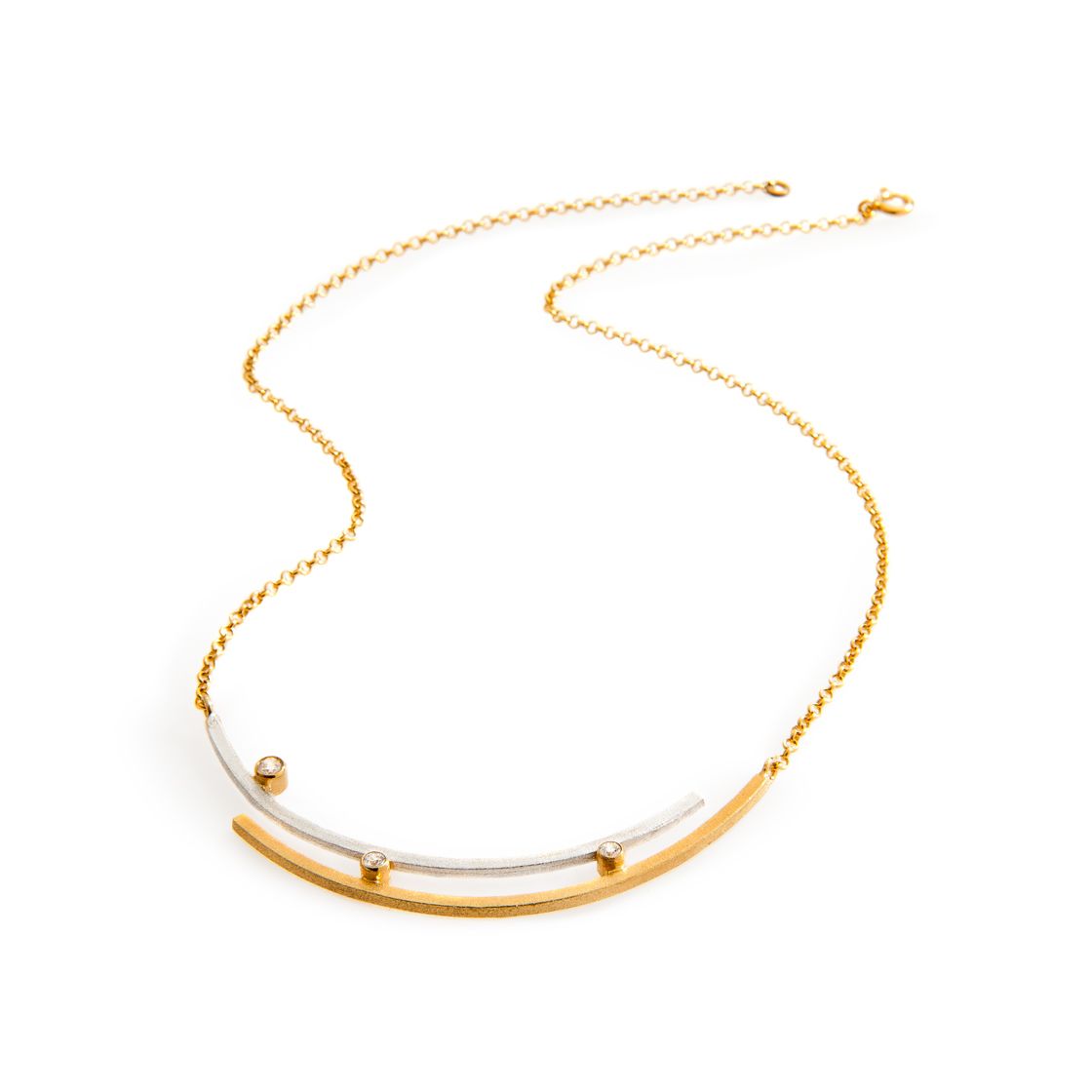 Three zircon stones set in gold and perfectly balanced between silver and gold waves, suspended by an elegant gold chain.
