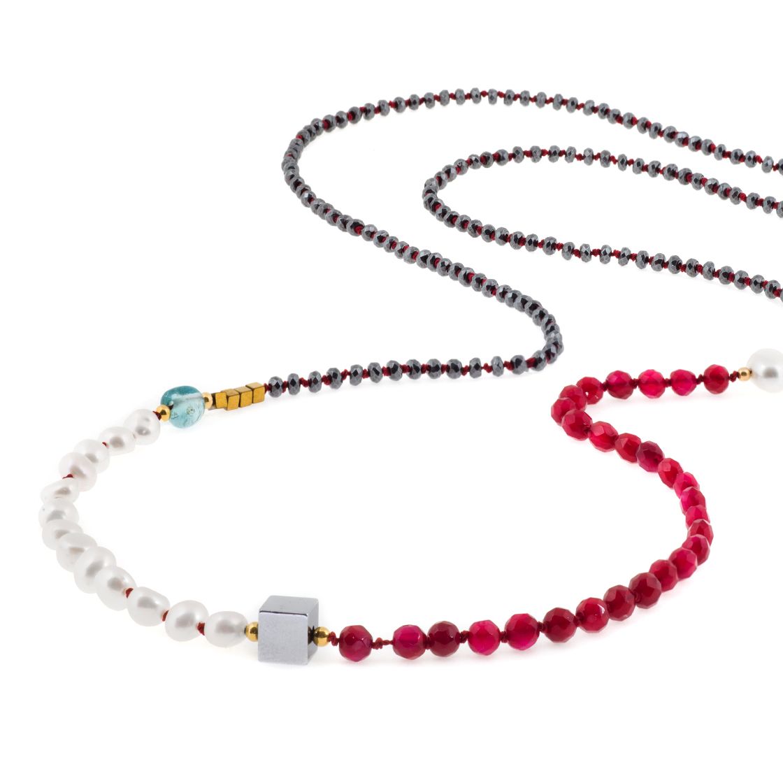 Long necklace with semiprecious stones and hand-knotted with thread.