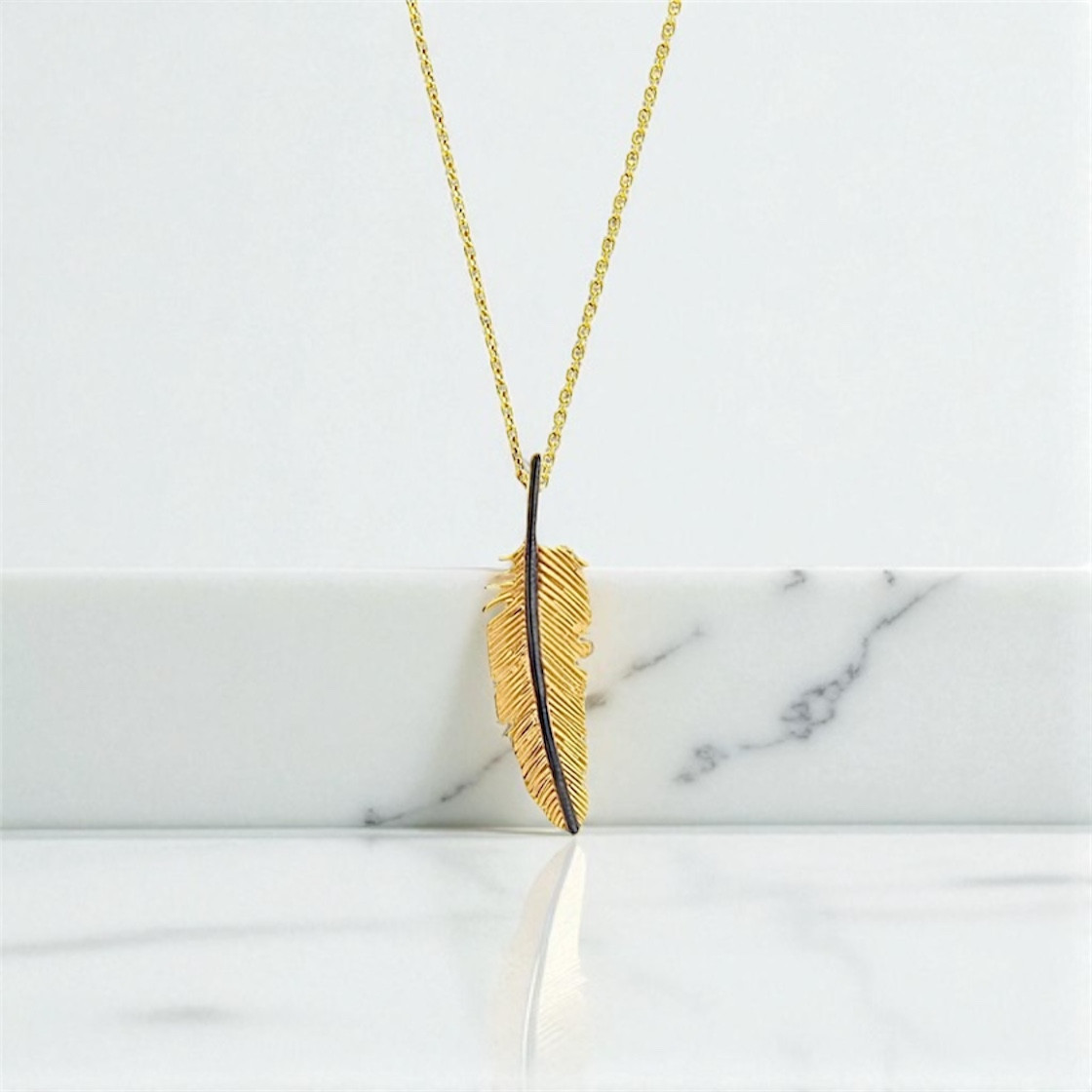 Elegant gold feather pendant, with beautiful details, on a gold delicate chain, for everyday wear.