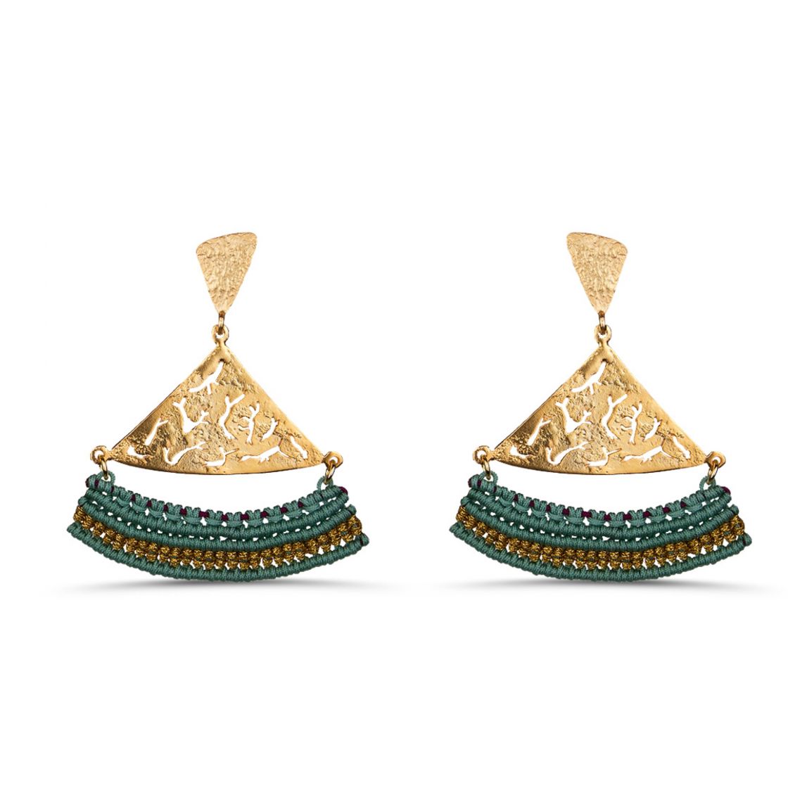 Ethnic earrings capture the essence of time, pairing a cutout prehistoric animals with a beautiful macrame detail. (height 6cm - width 5cm)